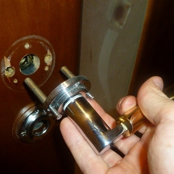 Как починить дверную ручку межкомнатной двери